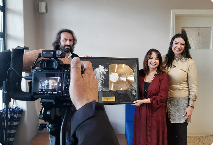 Σήμερον κρεμάται...